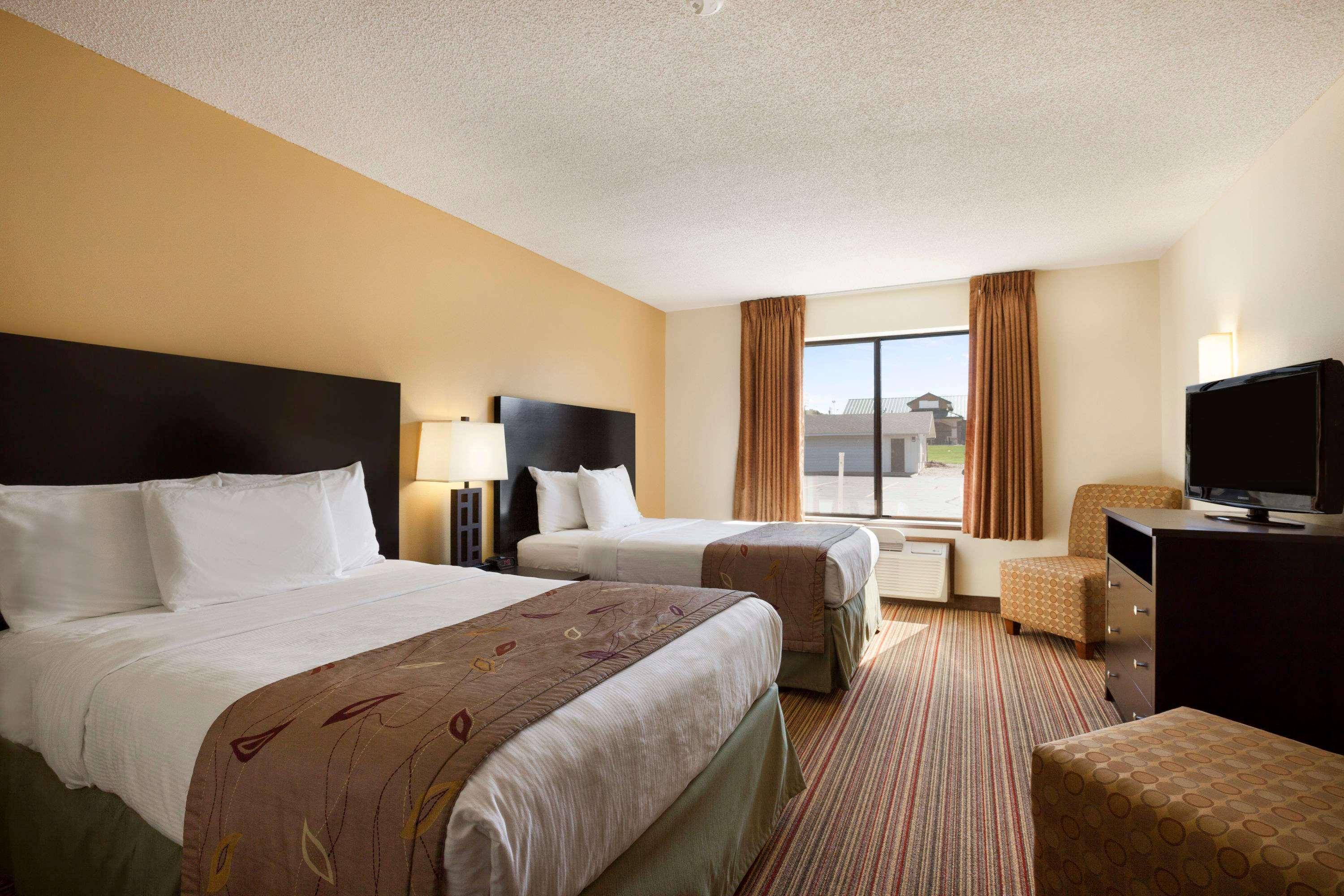Отель Ramada By Wyndham Wisconsin Dells I-90 Экстерьер фото