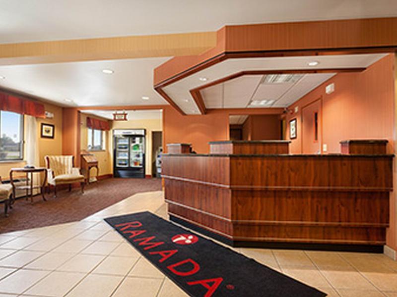 Отель Ramada By Wyndham Wisconsin Dells I-90 Экстерьер фото